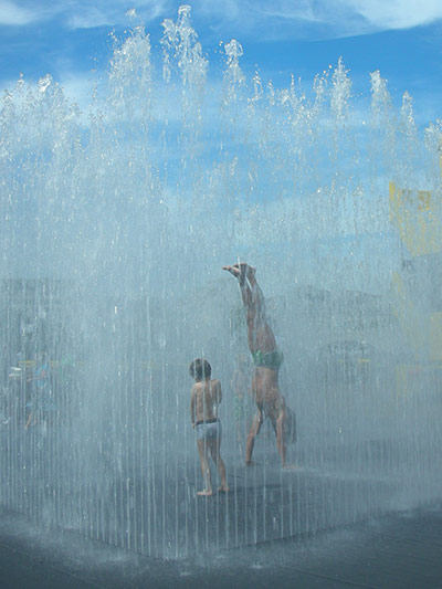 Your Pictures - Tropical: children playing in the fountain 