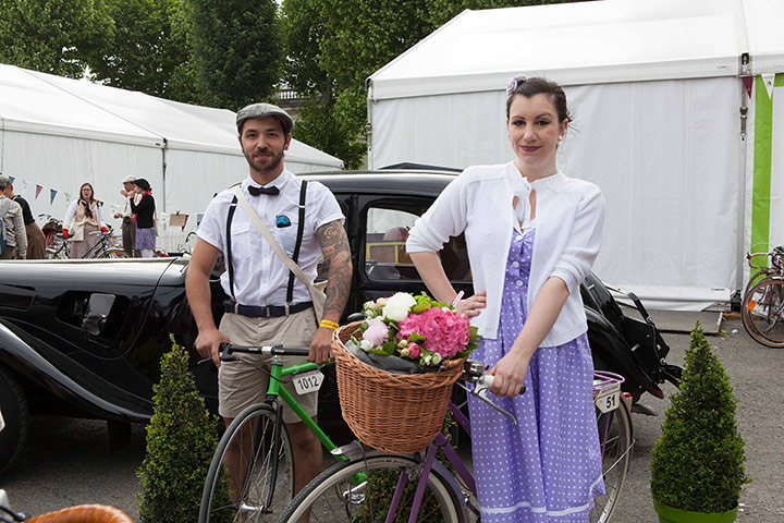 On The Road - Velo: Couple dressed in vintage gear on bikes
