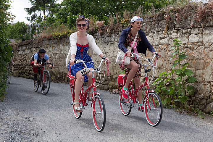 On The Road - Velo: two women in vintage gear on bikes
