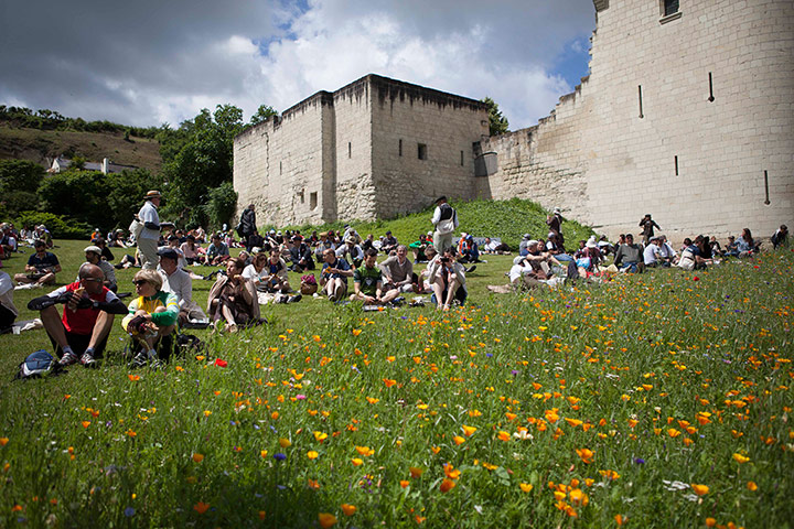 On The Road - Velo: people on the grass after a bike ride