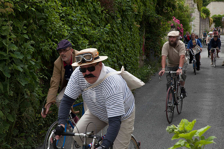 On The Road - Velo: men in vintage gear on bikes