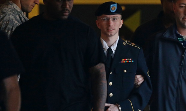 Bradley Manning se llevó a cabo de un palacio de justicia con las manos esposadas