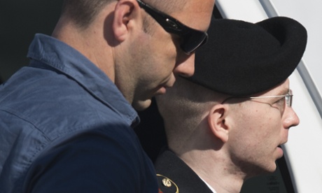 Bradley Manning llega junto a un oficial militar en un centro de corte militar de EE.UU. para el veredicto en su juicio en Fort Meade, Maryland