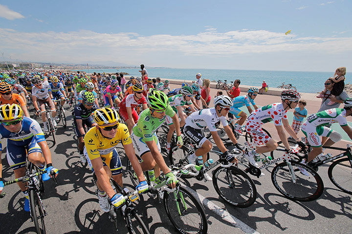 Tour de France stage 5: Pack rides by the sea