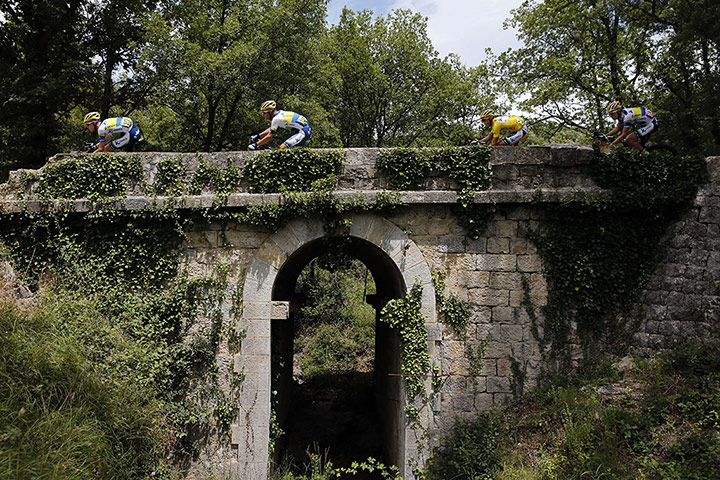 Tour de France stage 5: Yellow jersey holder Simon Gerrans rides with team-mates