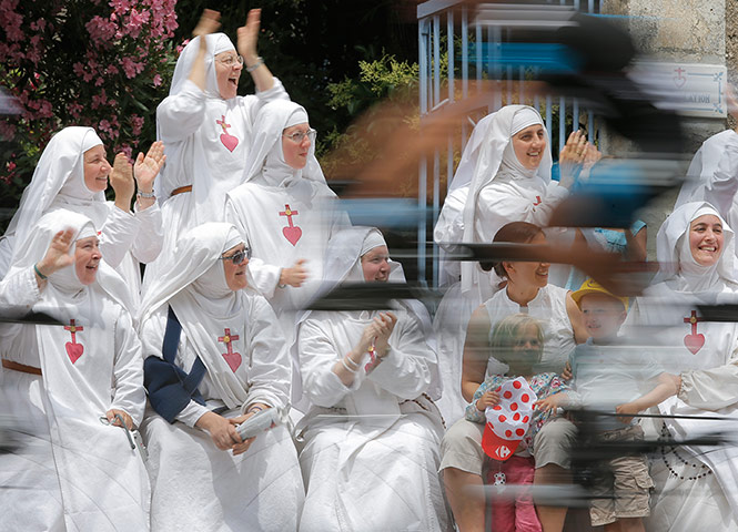 Tour de France stage 5: Nuns of the Monastere de la Consolation in Draguignan cheer