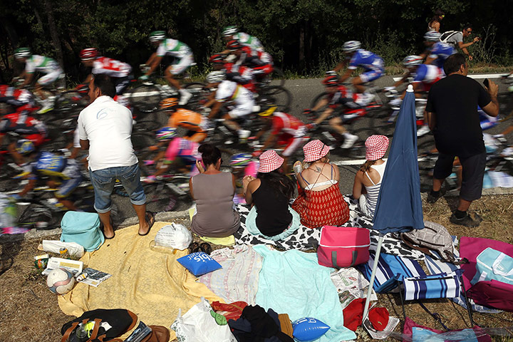 Tour de France stage 5: Spectactors look at the peloton