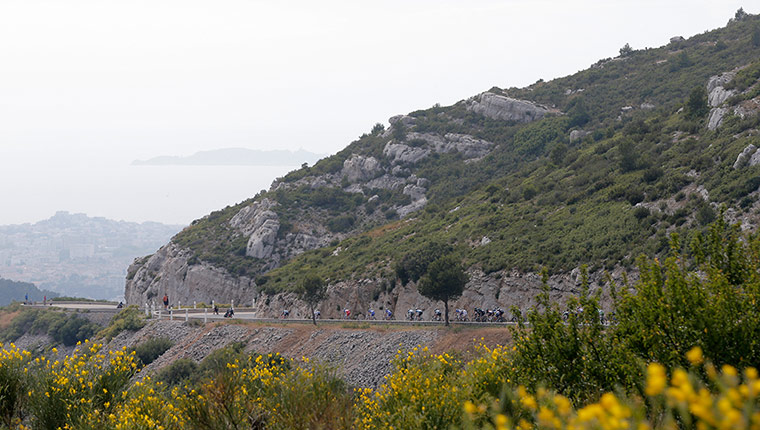 Tour de France stage 5: The pack speeds downhill towards Marseille