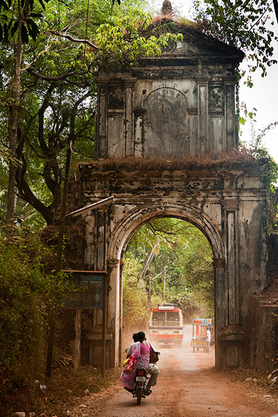 TUI: Goa: TUI: Motor traffic through old arch.