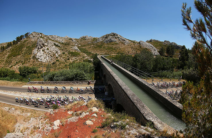 Tour de France stage 6: Aqueduct peloton