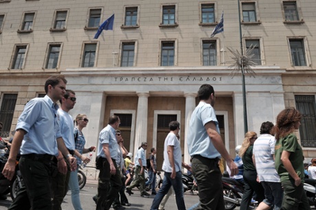 Municipal police march by the bank of Greece in Athens on July 5, 2013 after Greek officials apparently proposed that 4000 municipal police officers be transferred to the Greek Police force.