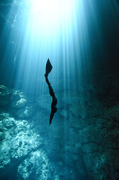 Free diving: Free diving in a cenote in Mexico