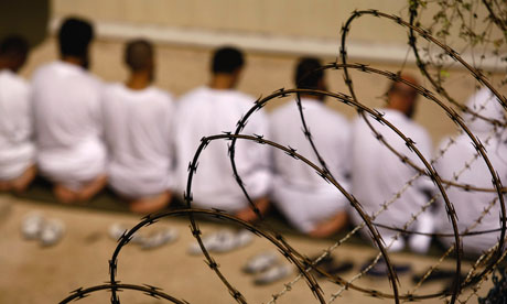 Un grupo de detenidos en Guantánamo durante una oración islámica de la mañana
