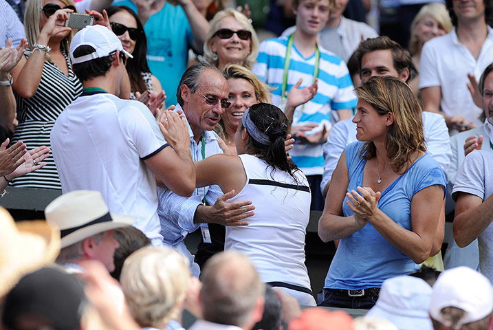 Tom's women's final: Marion Bartoli hugs her father in the players box