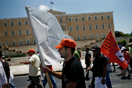 epa03781500 Greek municipal employees protest in front of the Greek Parliament against a suspension decision and possible future layoffs in Athens, Greece, 08 July 2013.