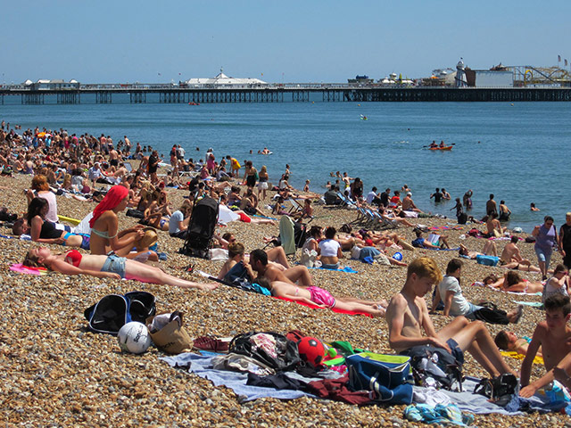 Hot weather day in pics: Britain's summer weather day in pictures