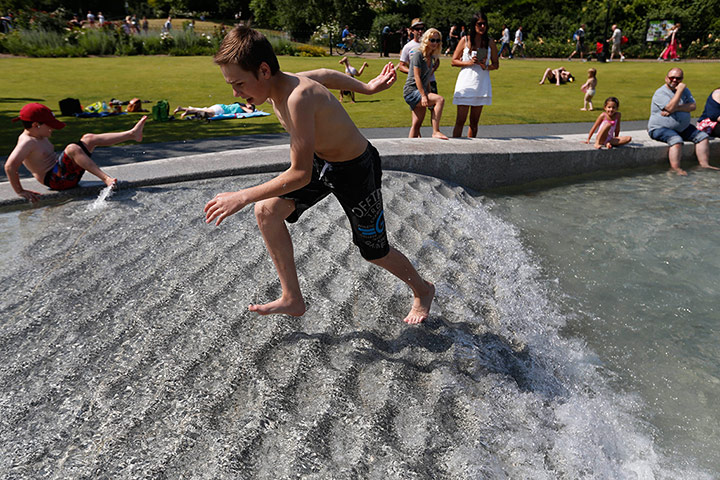 Hot weather day in pics: Britain's summer weather day in pictures