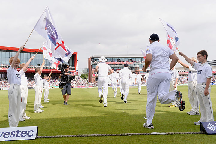 3rd ashes day 1 TJ: England players take to the pitch