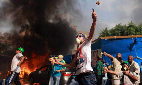 Egyptian protesters throw rocks at security forces