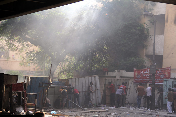 Muslim Brotherhood supporters erect barricades