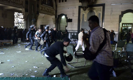Police storm al-Fath mosque
