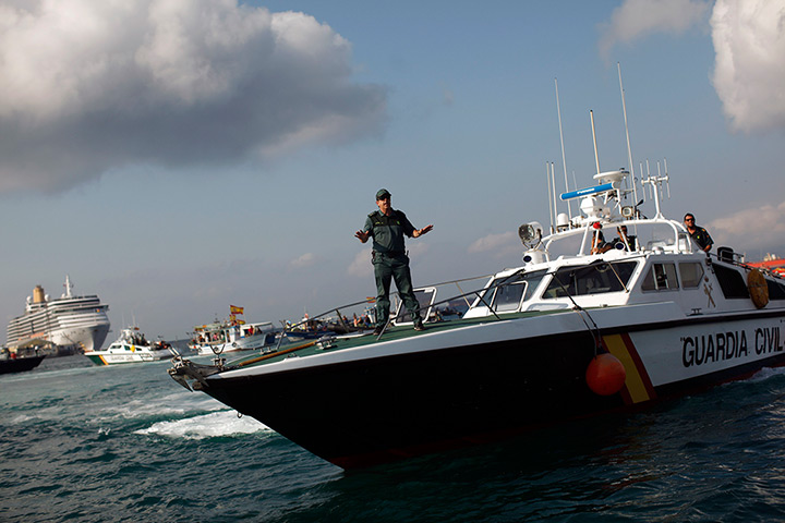 Gibraltar protests: A member of the Spanish Civil Guard tries to calm down a Spanish fisherman 