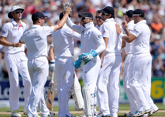 ashes 3rd test day 2: England players celebrate the dismissal of Australia's David Warner