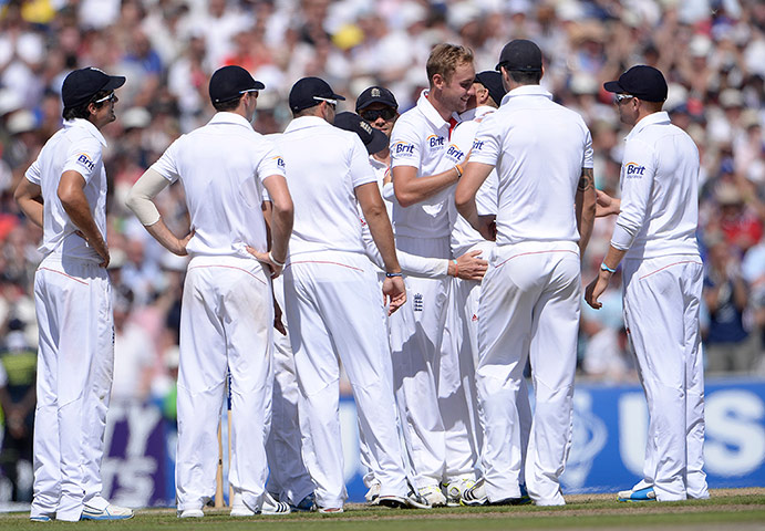 ashes 3rd test day 2: The England players congratulate Stuart Broad