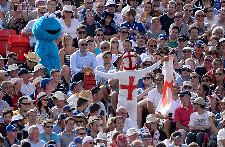 ashes 3rd test day 2: An England fan tries to gets spectators singing on the open terrace 