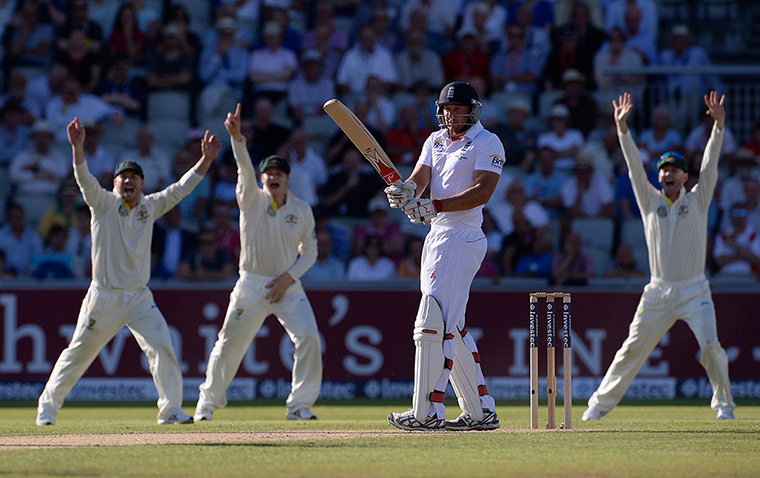 ashes 3rd test day 2:  Tim Bresnan pulls at Siddle