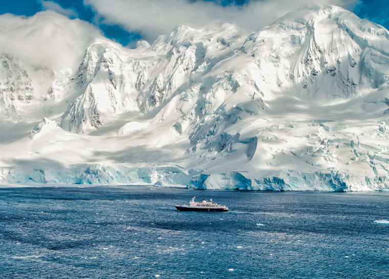 photo of a skiing expedition by Jim Harris