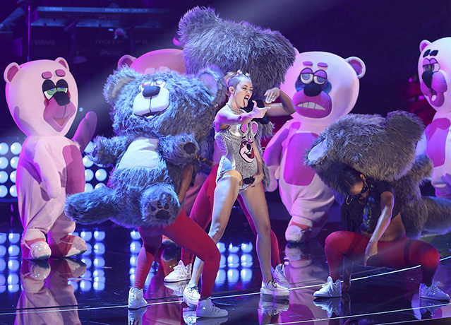 VMA awards: Miley Cyrus performs 'We Can't Stop' on stage