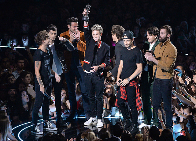 VMA awards: One Direction on stage with Vampire Weekend