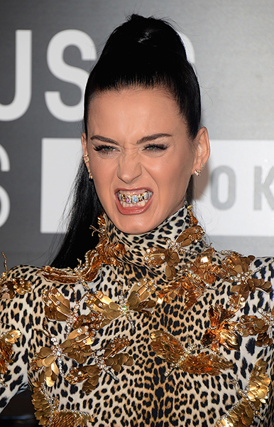 VMA awards: Katy Perry shows a diamond encrusted teeth guard on the red carpet