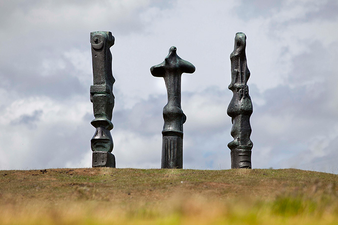 Moore / Bacon : Henry Moore, Three Upright Motives