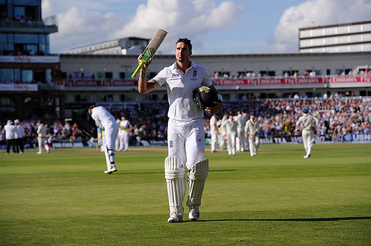 Tom 3rd test day 3: Kevin Pietersen waves his bat to the crowd 