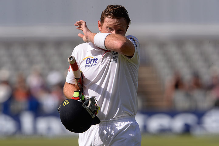 Tom 3rd test day 3: Ian Bell walks off after his dismissal 