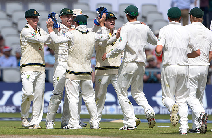 Tom 3rd test day 3: Brad Haddin is congratulated after catching Alastair Cook 