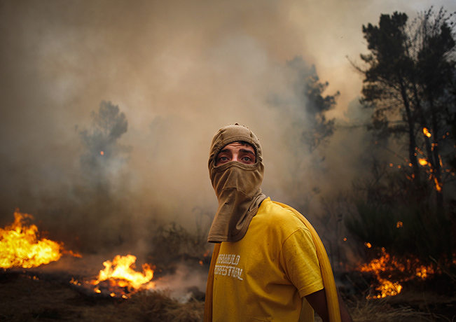 Wildfires in Portugal: Trying to avoid inhaling the smoke near Caramulo