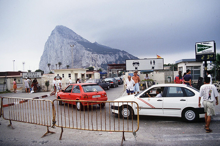 Gibraltar history: The border seen from the Spanish side, 1994