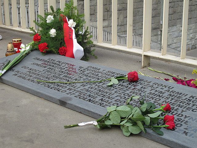 Warsaw Uprising: Roses are placed on one of the memorial plaques for the Uprising in Warsaw