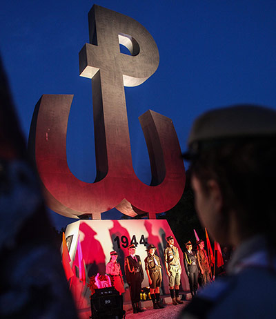 Warsaw Uprising: Warsaw residents at the Mound of the Uprising