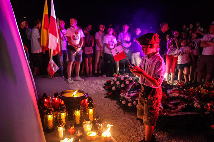 Warsaw Uprising: Residents attend a ceremony at the Mound of the Warsaw Uprising