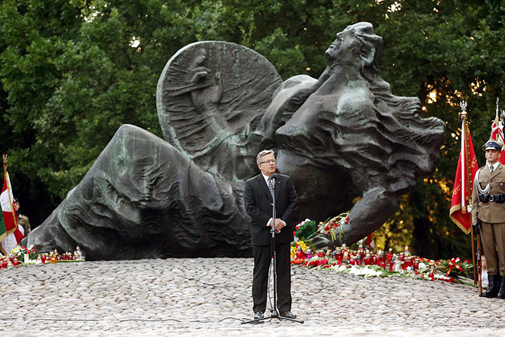 Warsaw Uprising: Polish President Bronislaw Komorowski in prayer