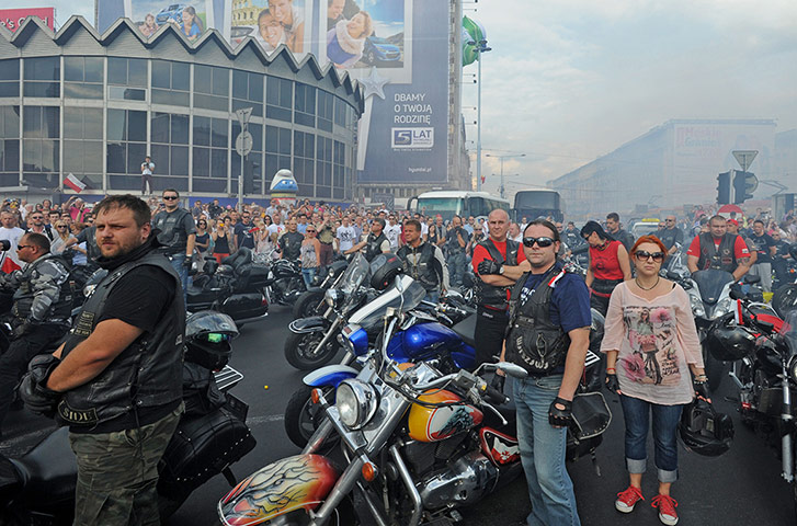 Warsaw Uprising: Motorists and passersby stop for a minutes silence on the streets