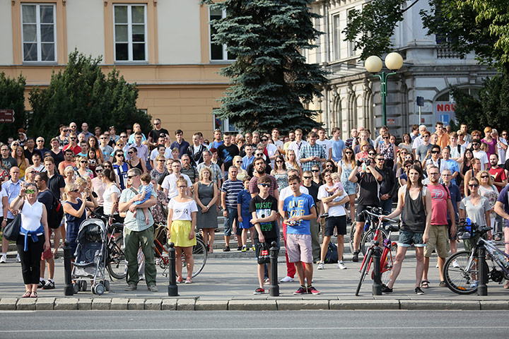 Warsaw Uprising: Residents hold a minute of silence on 'W' hour at 5pm
