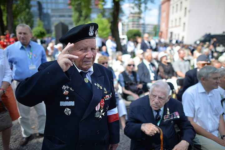 Warsaw Uprising: Uprising insurgent Ryszard Matrzak salutes