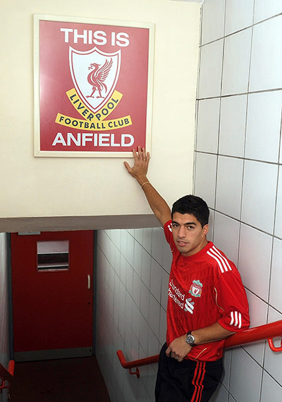Luis Suárez touches the This is Anfield sign