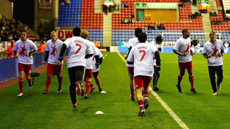 Liverpool players wear t-shirts supporting Luis Suárez