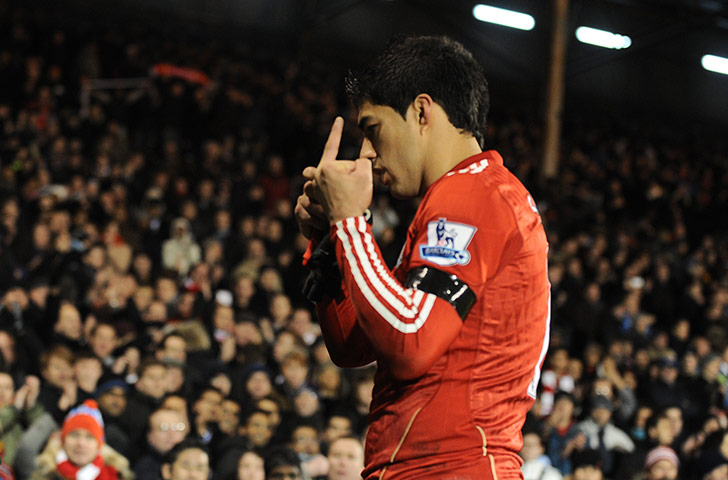 Luis Suárez aims a middle finger at Fulham fans 